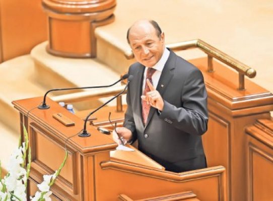 Băsescu, asaltat de jurnalişti, a alergat pe holurile Palatului Parlamentului